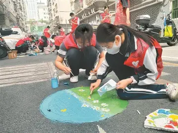巧用童趣与创意织绘社区“地面画廊” 这群孩子给井盖“穿新衣”