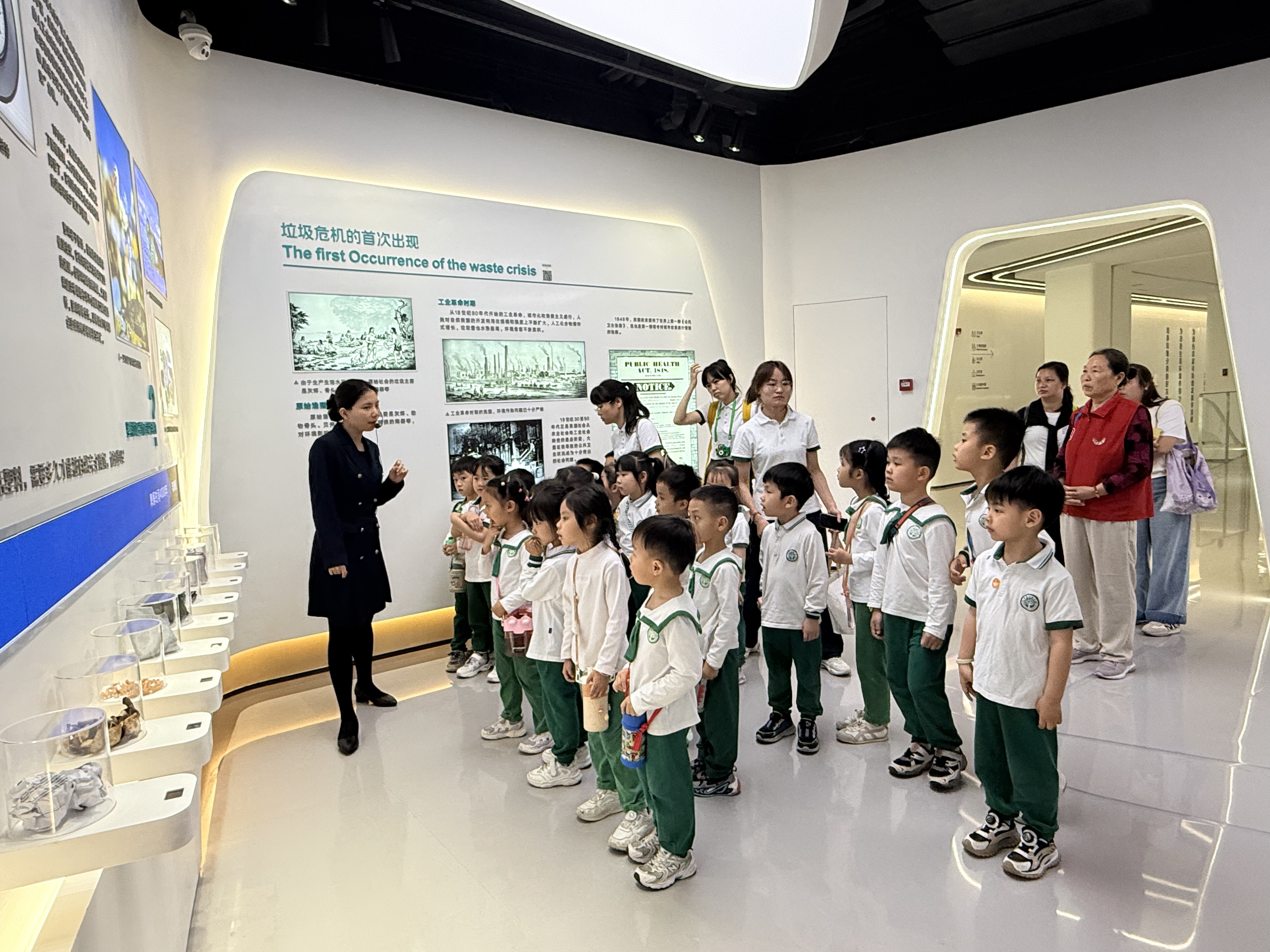 寓教于乐“分类课”，新村社区志愿者与萌娃“探秘”深圳垃圾分类科普馆
