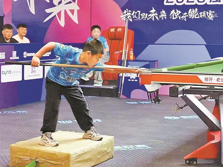 5岁小孩哥踩“增高垫”打台球比赛，打球架势活脱“迷你丁俊晖”