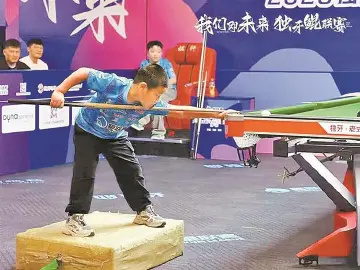 5岁小孩哥踩“增高垫”打台球比赛，打球架势活脱“迷你丁俊晖”