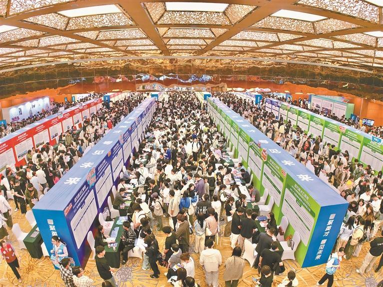 “百万英才汇南粤”2025年N城联动春招西安站开场 200多家单位提供超2.5万个岗位