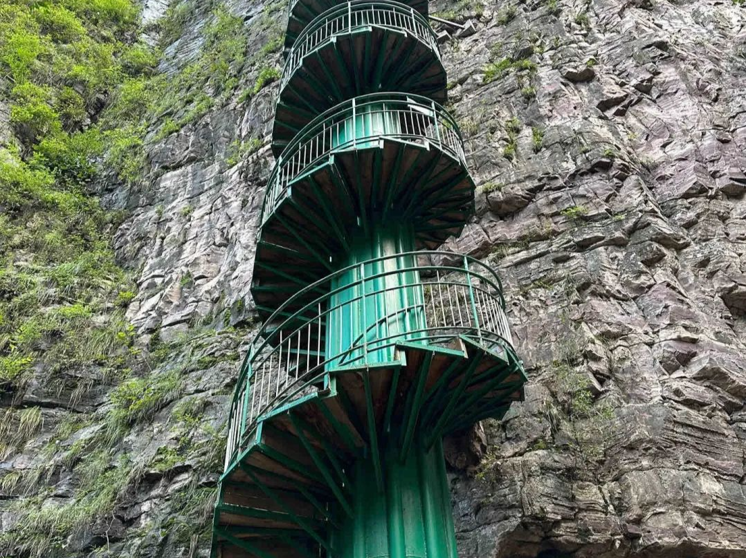 太行山悬崖摩天筒梯走红引热议 景区回应：每年都“体检”，已运营近25年