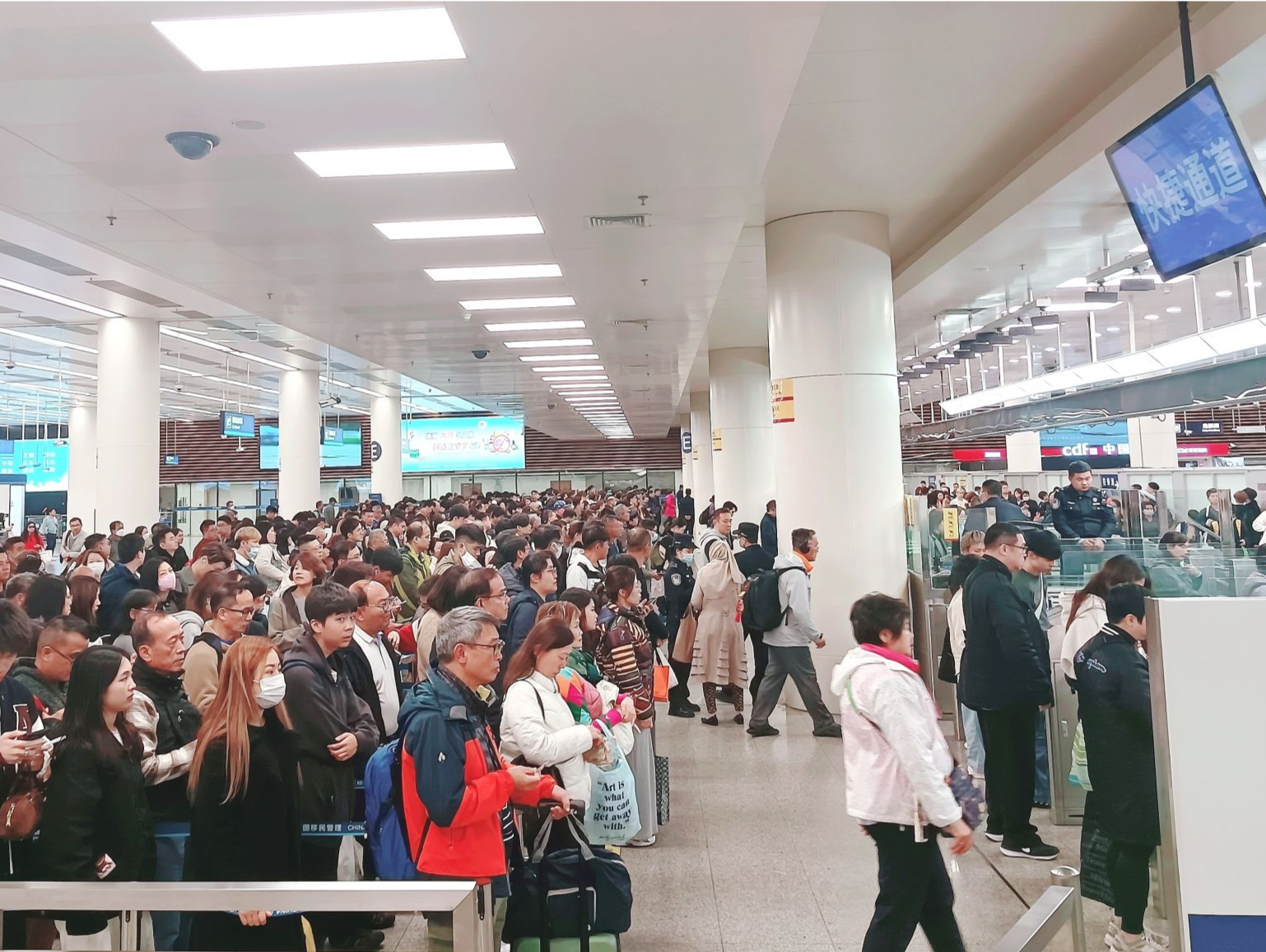 清明假期深港“串门忙” 皇岗边检站全力保障出入境旅客通关安全顺畅
