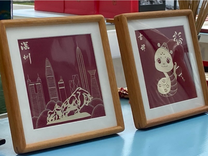 阳光下，这幅深圳非遗麦金画闪闪发光