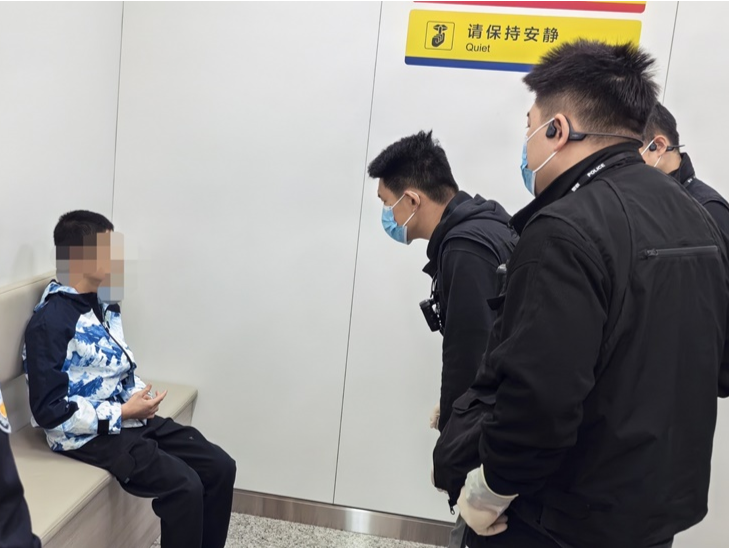 一桩“违法事”变成“暖心事”，民警助走失智障少年平安与家人团聚