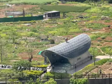 地铁口被吐槽像棺材？杭州地铁公司回应：是一个标志性出入口 | 有料