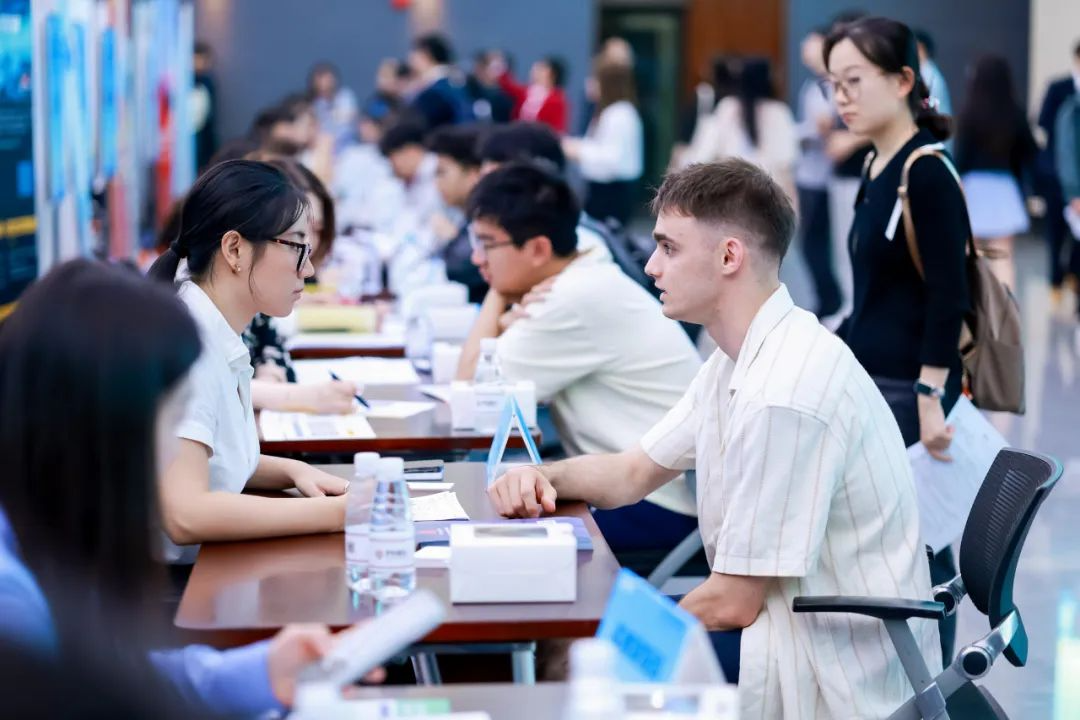 “职”引未来！北大汇丰商学院推出2025春季招聘双选会
