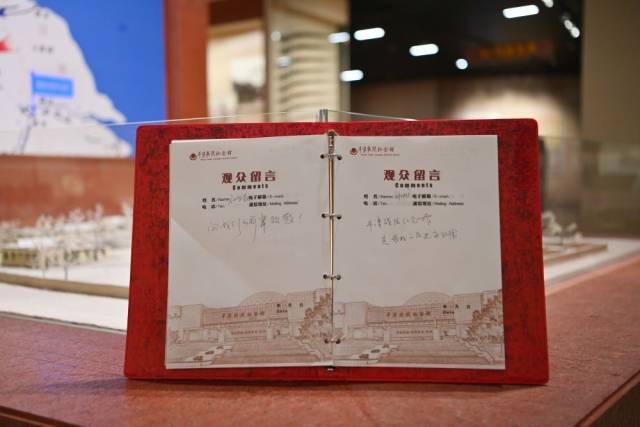 这是2025年3月27日拍摄的平津战役纪念馆观众留言簿。一名观众写下“向我们的前辈致敬！”
