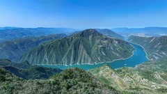 春日山河