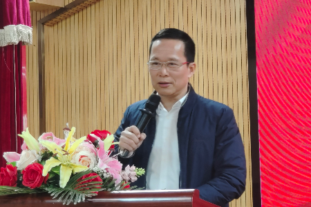 东区朗晴小学教育集团党委书记黄志煊：与书牵手，悦读向光