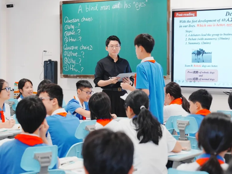 育才实验学校举行“人工智能赋能教师创新性教学实践探索”研讨会