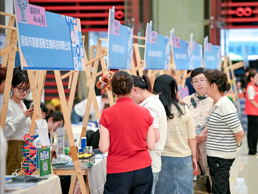 “银发族”的AI生活有多酷？南山乐龄市集解锁AI养老新体验
