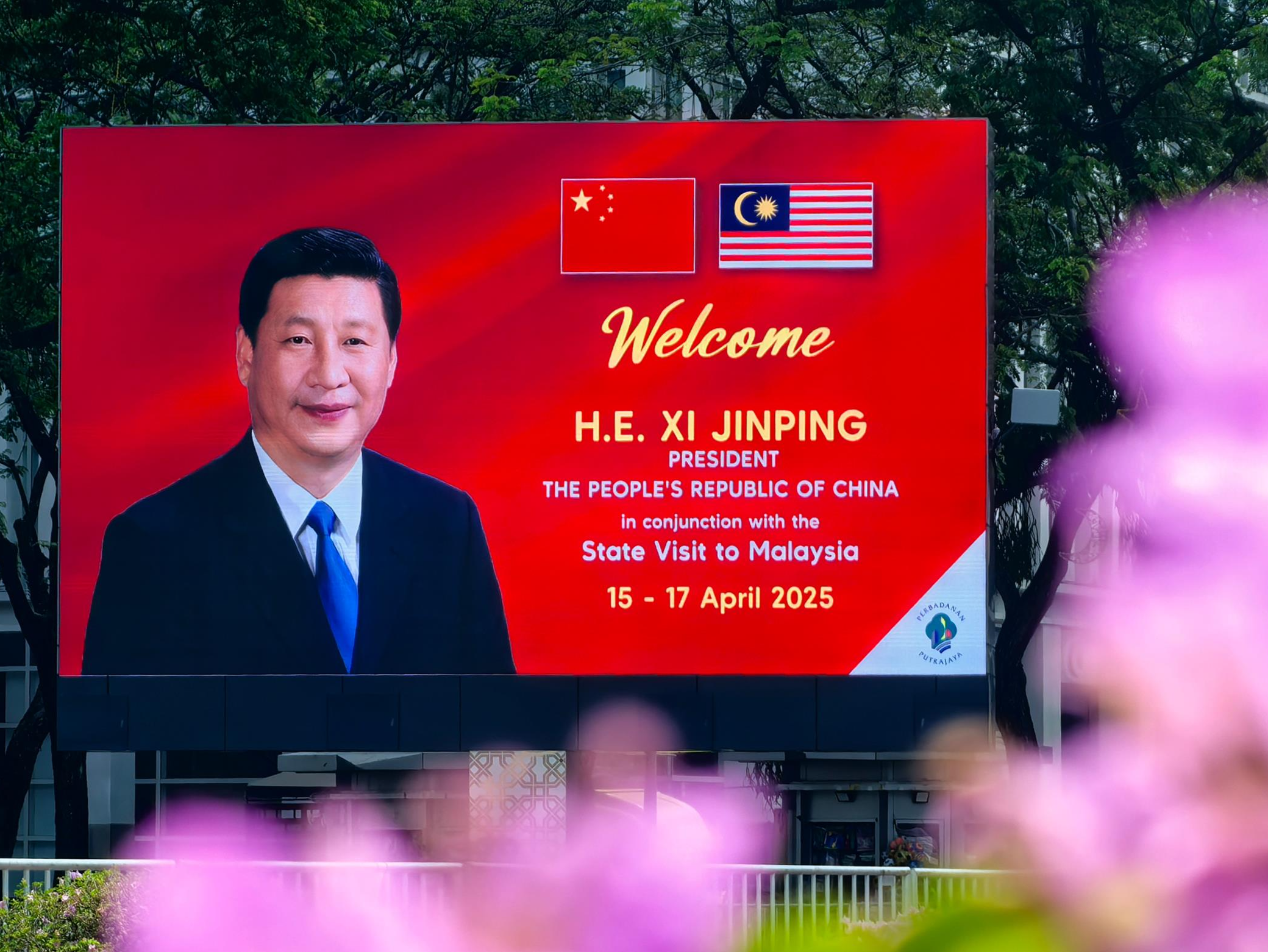 时政新闻眼丨习近平再访马来西亚，中马关系如何开启新的“黄金50年”？ 