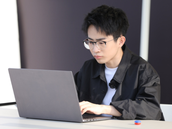 热搜第一！何同学删除网约车言论，引发网友“是否好评”争议