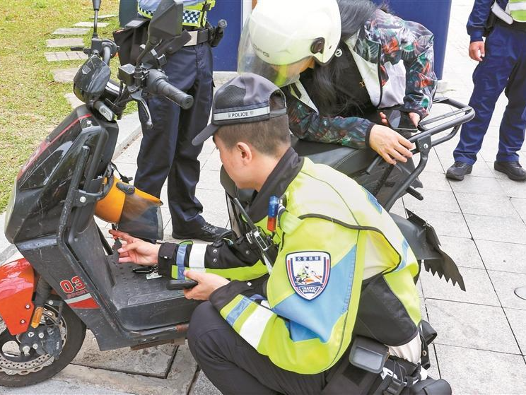 科技执法精准锁定 现场执法教育引导 专项整治电动自行车违法行为