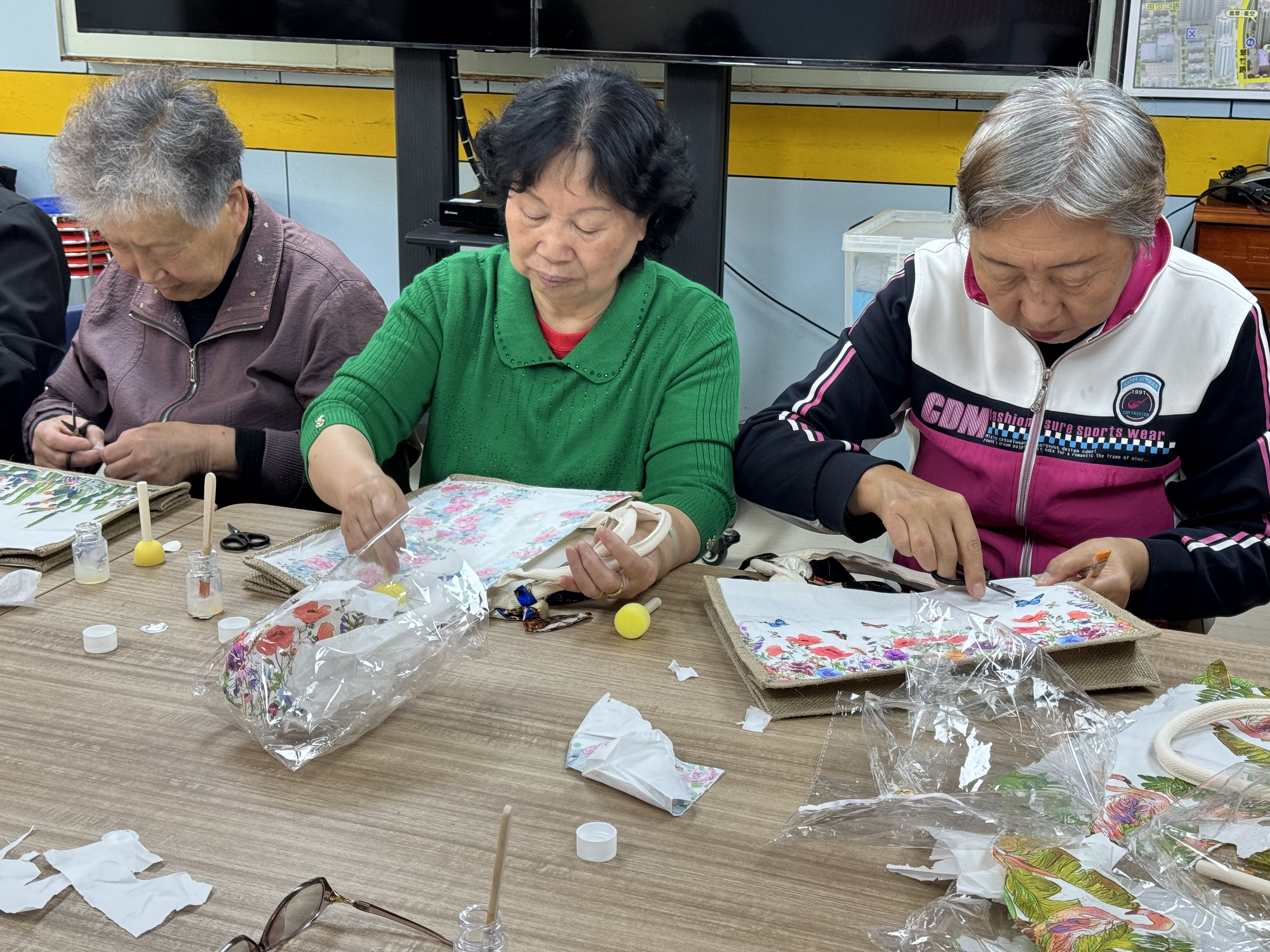 翠岭社区：志愿者共制环保主题手袋倡绿色新风