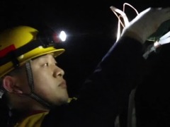 挑灯夜战 铁路供电工人彻夜检修 全力保障“五一”假期运行安全
