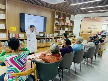 翠宁社区开展“乐龄关怀·幸福社区”科学睡眠讲座