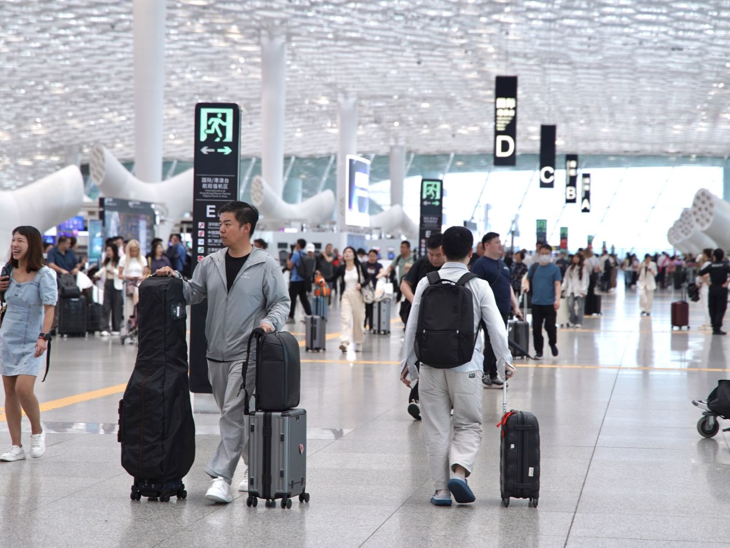 单日最高客流预计将超20万人次，深圳机场今起迎来“五一”假期出行高峰