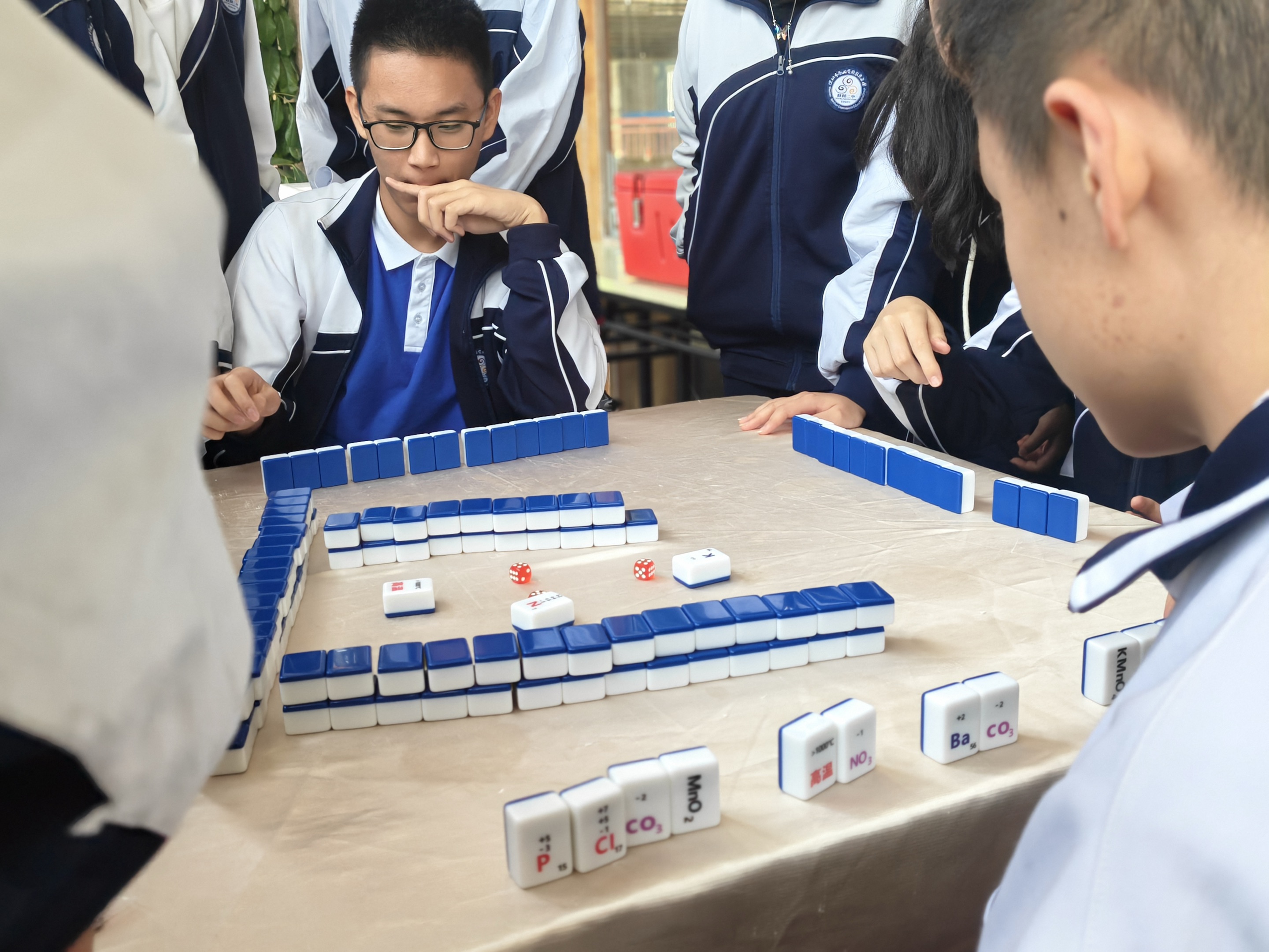 南实集团麒麟二中“化学麻将”给中考备考加一味“快乐”