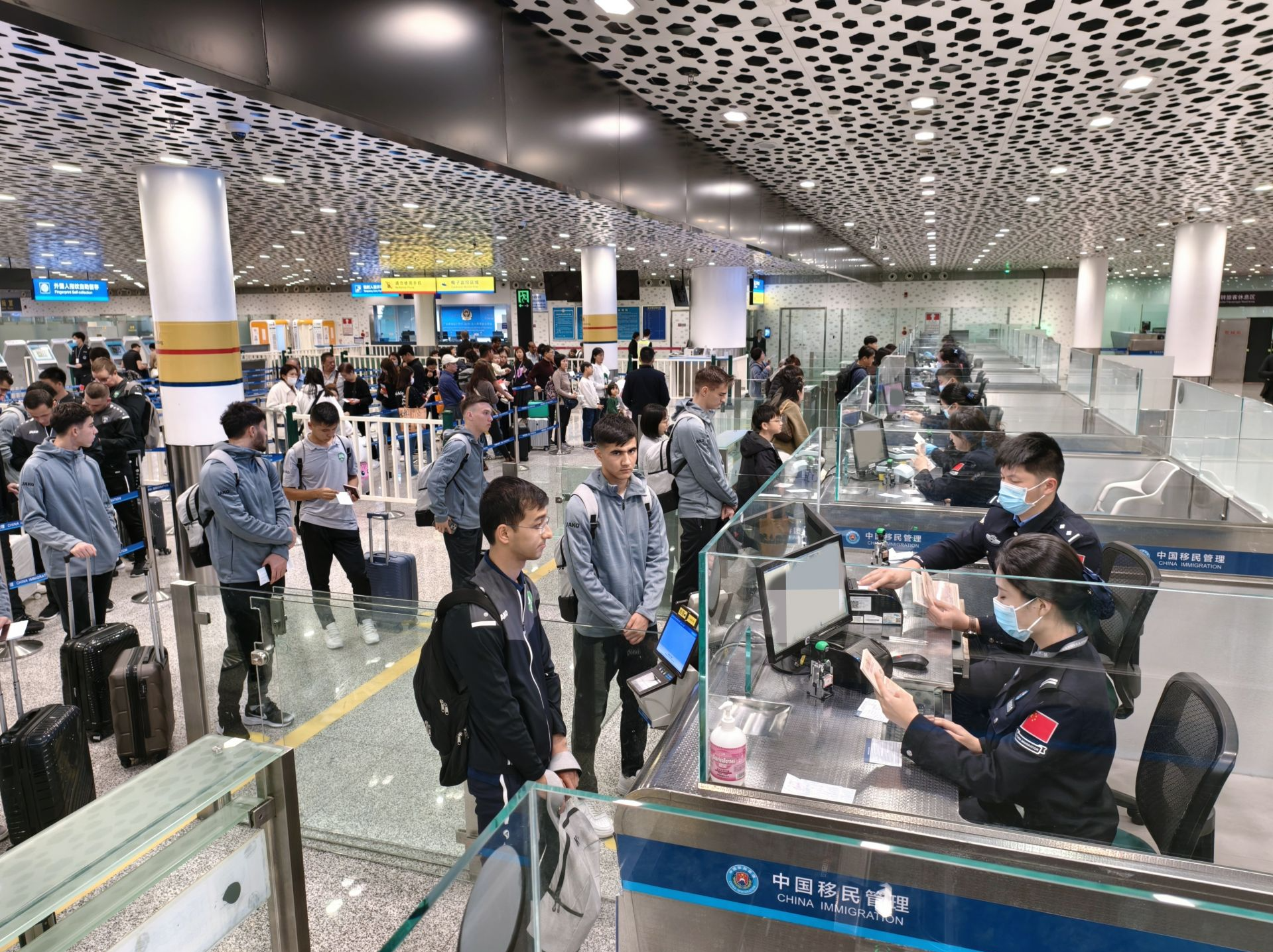 深圳机场口岸通关量突破200万人次 预计“五一”假期客流超10万人次