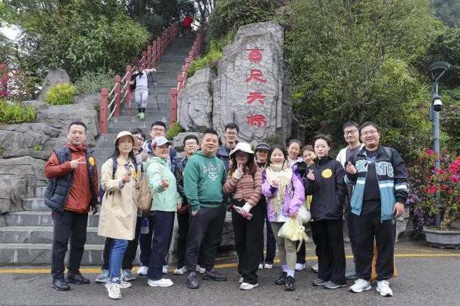 “城市在阅读”系列活动：登山读书会以脚步丈量思想，点燃青年阅读热情