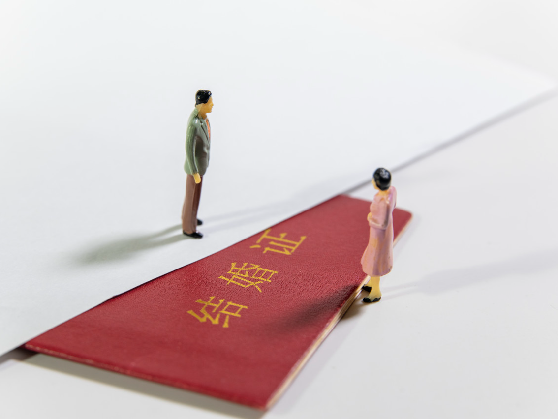 夫妻之间借钱，离婚还一半还是全部？深度解析法律上的认定及处理方式 | 律师大V说