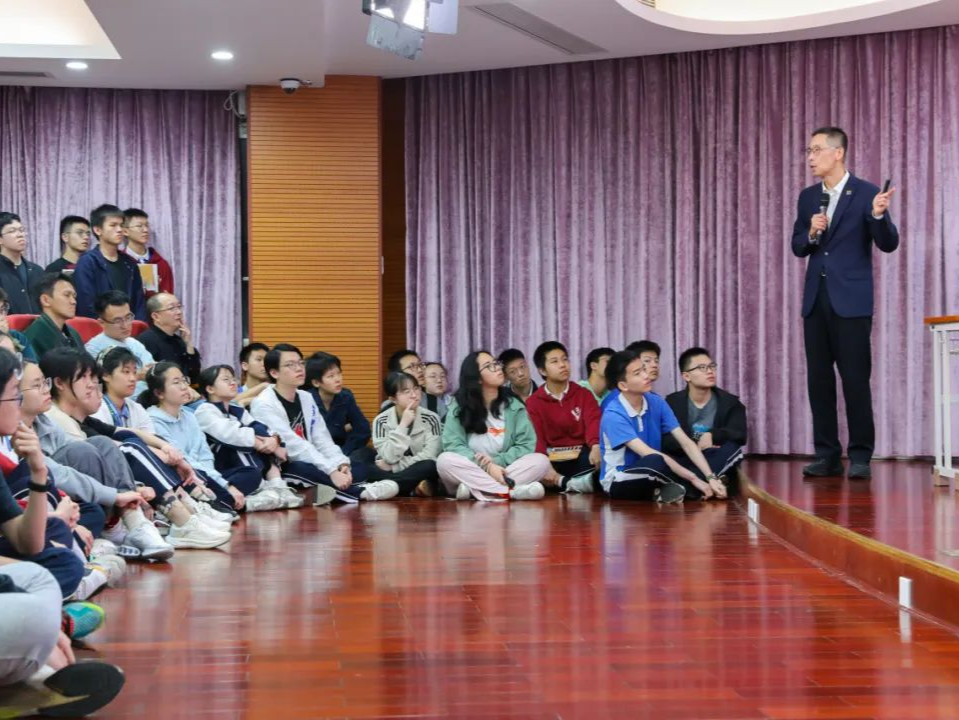 施一公院士深圳中学开讲：如何培养拔尖创新人才