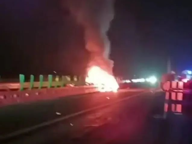 小米SU7高速上碰撞爆燃，已致3人死亡！家属回应：小米未与家属联系