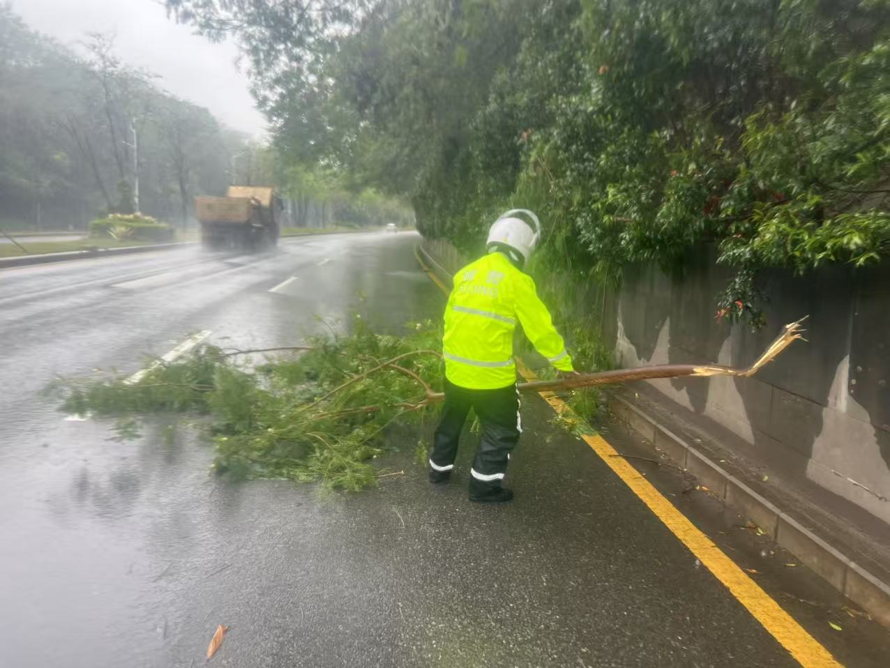龙华交警冒雨清障，守护群众出行安全