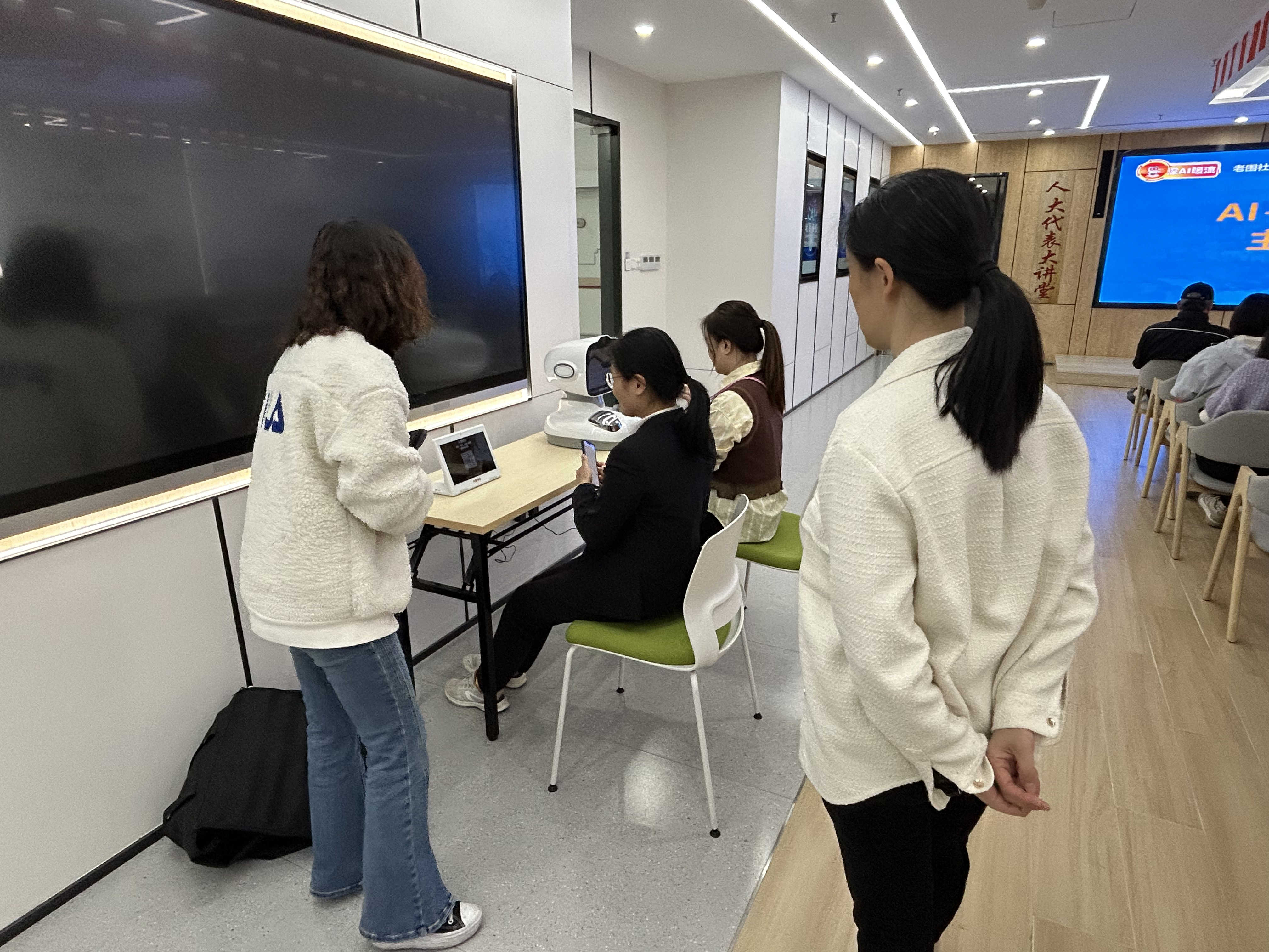 老围社区开设"AI+健康养生"夜校课程