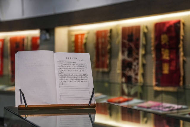 在辽宁省锦州市辽沈战役纪念馆拍摄的参观者留言簿（2025年4月1日摄）。来自中国医科大学的参观者在留言中写下“赓续红色基因、传承红色血脉”。