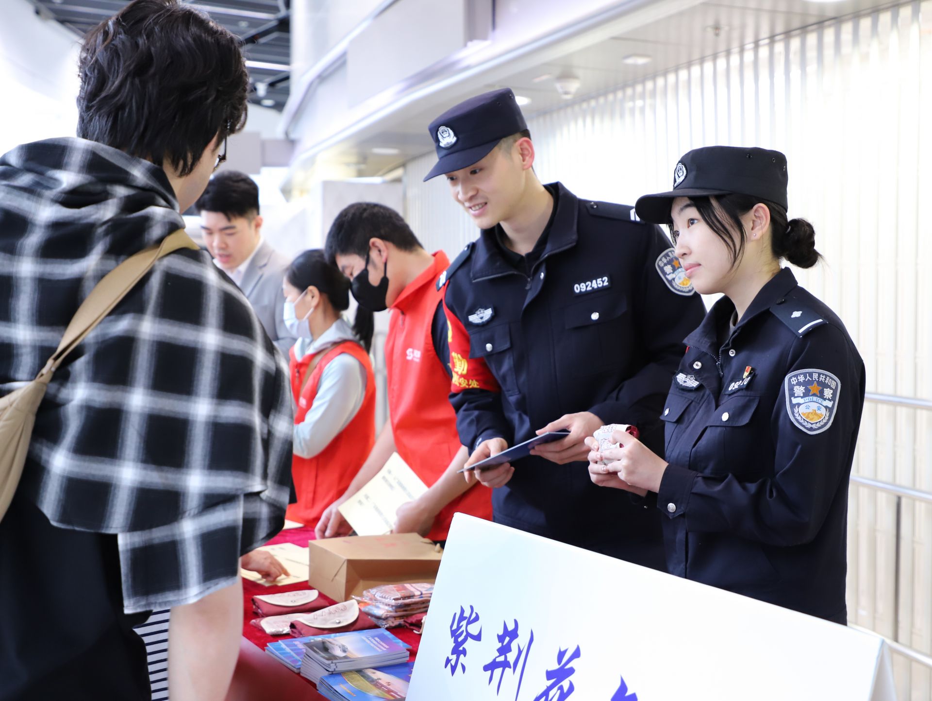 深港同心，伴您同行！深铁公安西九龙站派出所开展志愿服务活动