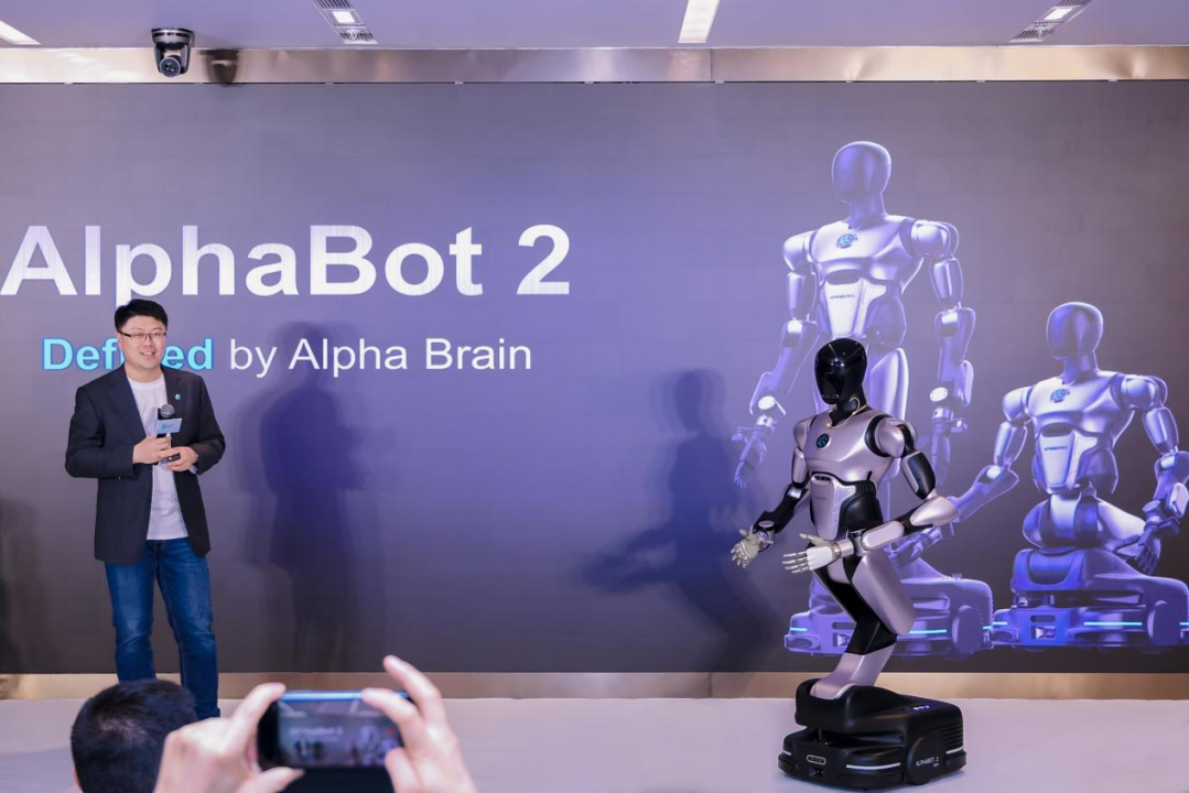 智平方发布智能机器人 AlphaBot 2，无需训练即可完成多种任务