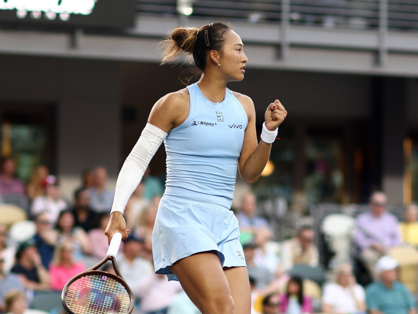 WTA500查尔斯顿站：郑钦文2-0击败萨卡里 晋级16强 