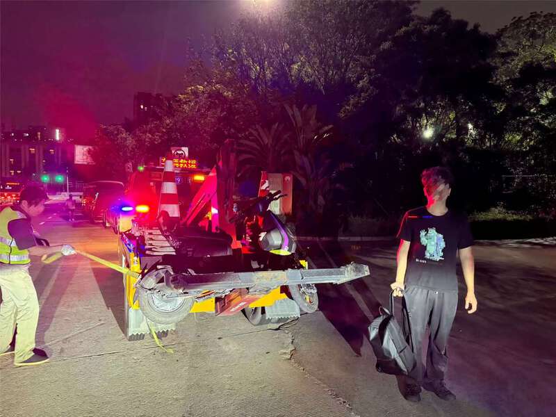 男子骑电动自行车导航误入快速路摔伤  龙华交警暖心救助