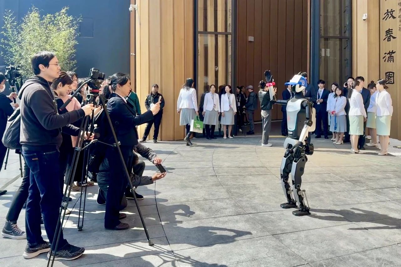中国馆“AI名片”“行走的百科全书”！优必选Walker C开启6个月“营业期”