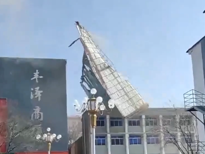 山西晋城部分地区风力达12级，一商场顶棚被吹落