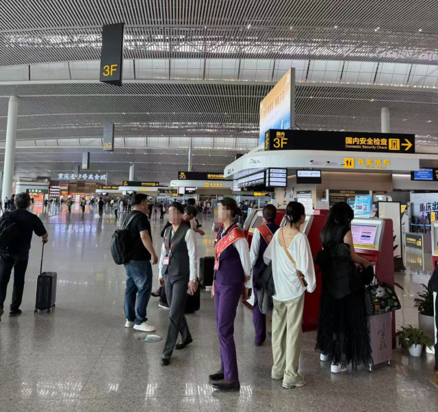 重庆江北机场T3A航站楼内仍有身着制服的推销人员在值机柜台附近卖卡（总台中国之声记者任梦岩 摄）