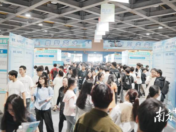 学子排长龙追梦！“百万英才汇南粤”武汉站招聘活动开启
