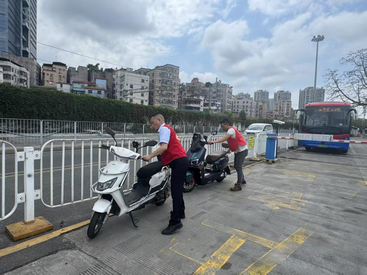 规范摆车文明劝导，公交志愿服务活动让城市环境更美好