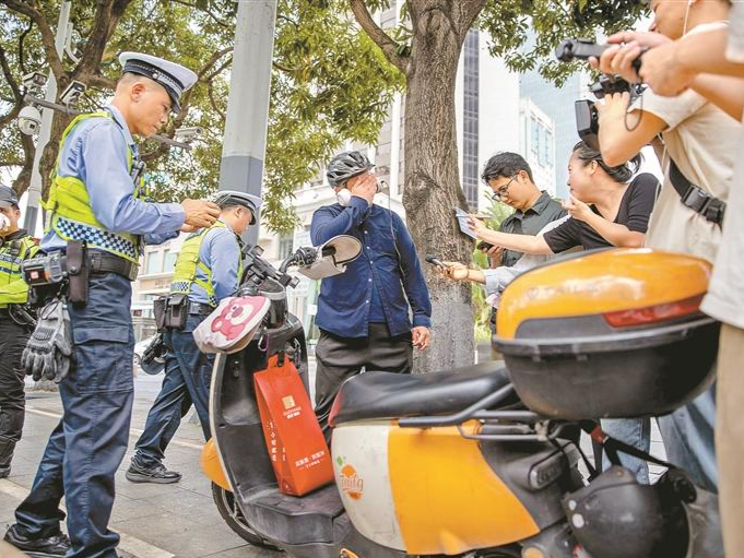 “空地联动”执法让违规骑行无处遁形！深圳电动自行车违法专项整治行动在深南大道开展