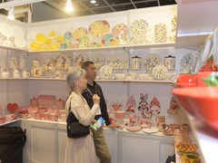 “中国白·德化瓷”闪耀香江 会展业推动香港经贸发展