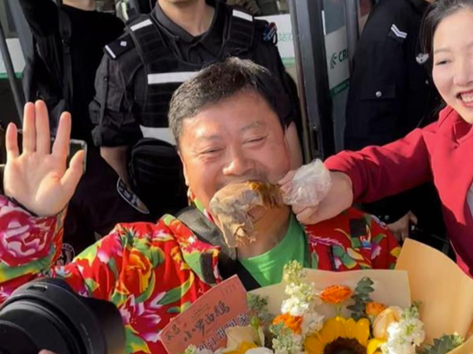 因投喂“甲亢哥”走红，“卤鹅哥”被家乡聘为“美食全球推介使”并奖励10万元