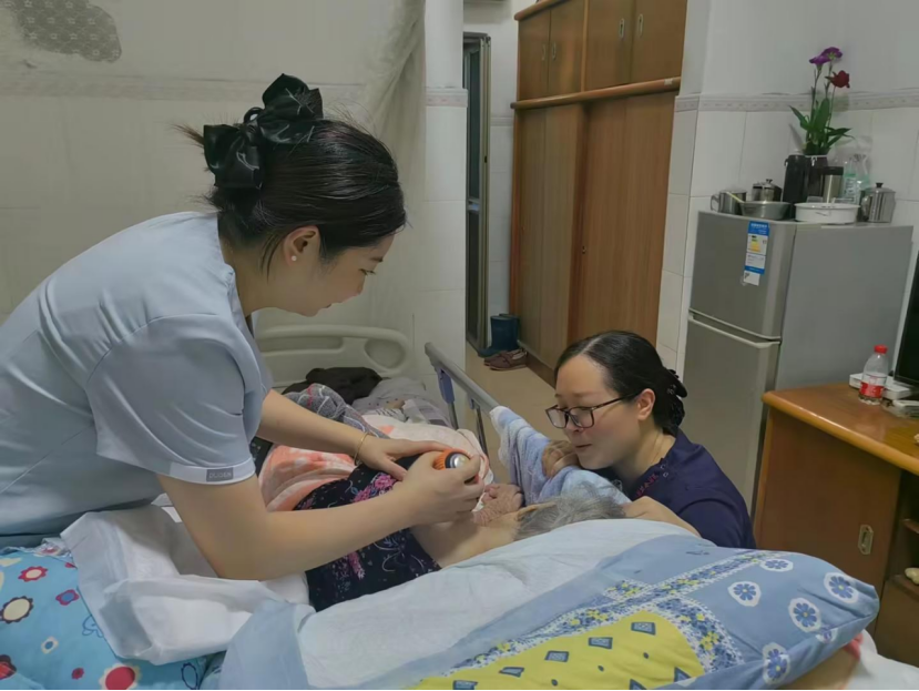 26岁女孩与母亲的温暖“告别”