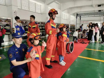 以“小家庭”带动“大安全”，翠平社区开展亲子家庭消防体验活动