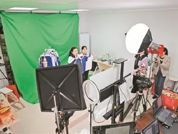 从灶台到舞台，大望村全职妈妈主播团“妈扶帮”真的太酷啦｜小区大件事
