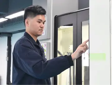 我的深圳故事 | 富士康高级技师江勇：技能铸就匠心，攻克0.8mm超细电极加工难题