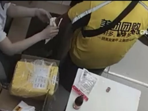 暖心！骑手摔伤叮当智慧药房店长“强行”包扎：“小哥守护我健康 我守护你安全”