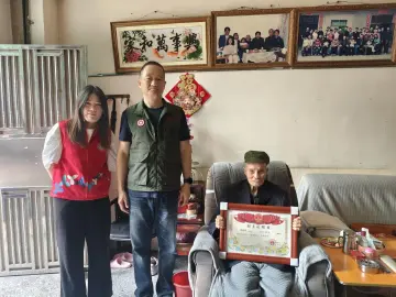 翠竹街道向烈士后人转交烈士证明书